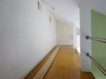 パステルカラーの間仕切り壁で圧迫感のない快適空間に